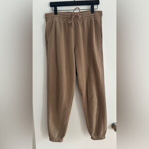 NWOT ARITZIA SWEATPANTS!